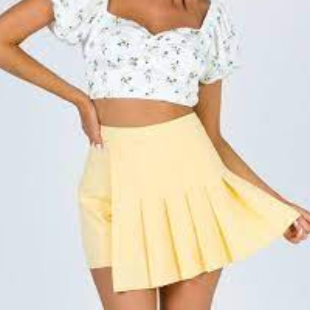 PRINCESS POLLY "90s PLEATED MINI SKORT" IN YELLOW
